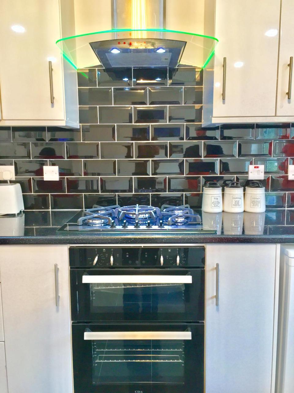 London 2 Bedroom Apartment, Kitchen, Reception And Private Garden 外观 照片